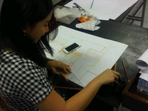 ahasiswa kelas D dari program Studi Desain Interior sedang mengerkana tugas Perspektif Ruang dengan menggunakan 1 titik Hilang di atas kertas A2